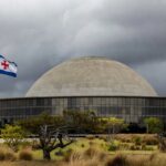 Fachada da Câmara Legislativa do DF em Brasília, simbolizando debate sobre falhas no combate ao supremacismo.
