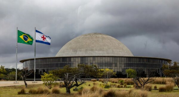 Fachada da Câmara Legislativa do DF em Brasília, simbolizando debate sobre falhas no combate ao supremacismo.