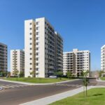 Conjunto de apartamentos entregues no Itapoã Parque, Brasília, com edifícios modernos e áreas verdes.