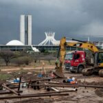Reservatório de água com nível baixo em Brasília, destacando escassez hídrica e obras de saneamento no DF.