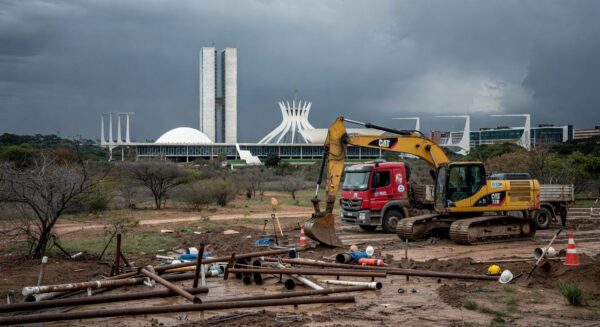 Reservatório de água com nível baixo em Brasília, destacando escassez hídrica e obras de saneamento no DF.