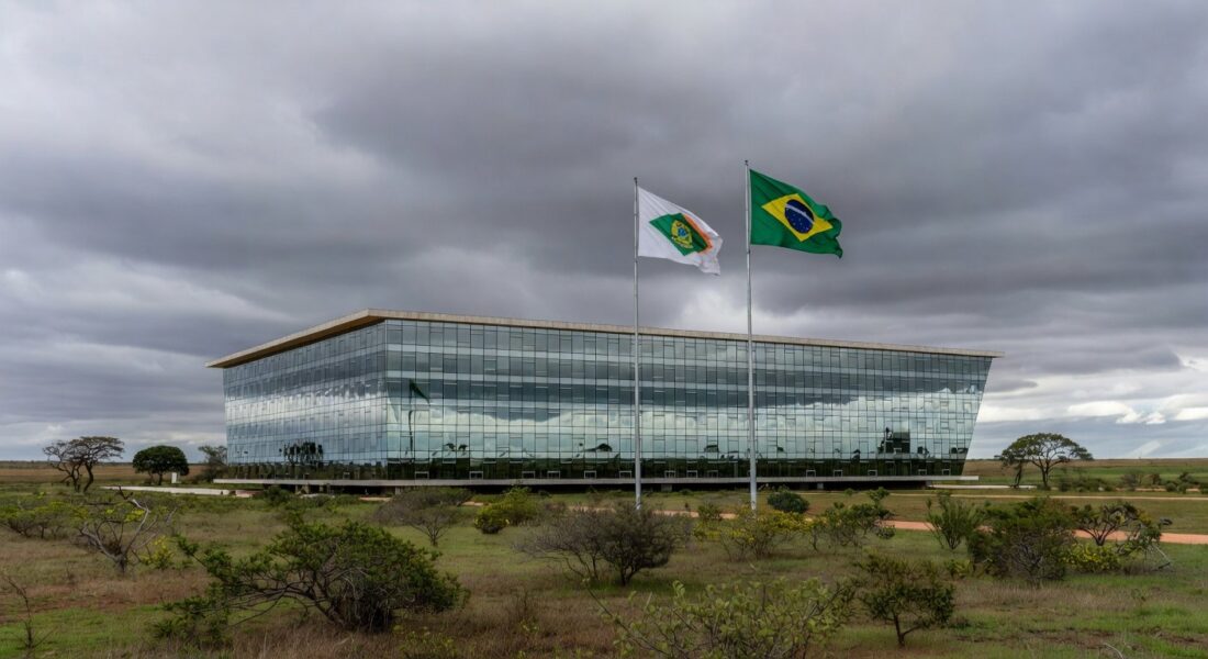 Fachada da Câmara Legislativa do Distrito Federal em Brasília, representando debate sobre capitalização do BRB.