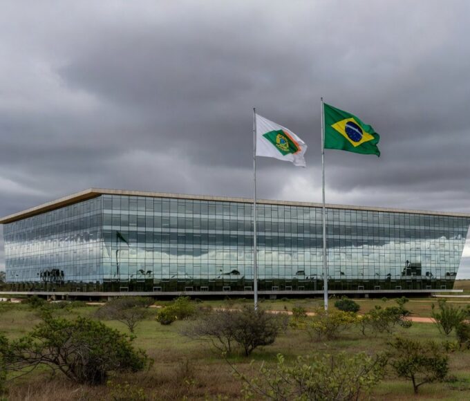 Fachada da Câmara Legislativa do Distrito Federal em Brasília, representando debate sobre capitalização do BRB.
