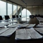 Edifício do BRB próximo à CLDF em Brasília, sob céu nublado, representando suspeitas de influência bancária.