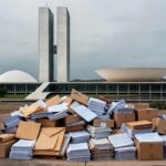 Edifício da CLDF em Brasília com documentos orçamentários, representando aprovação de verba para Ceasa sem transparência e desconfiança.