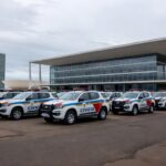 Viaturas da Polícia Civil do DF em frente à CLDF, representando debate sobre falhas graves na previdência.