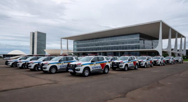 Viaturas da Polícia Civil do DF em frente à CLDF, representando debate sobre falhas graves na previdência.