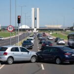 Avenida em Brasília com veículos em colisão, representando estatísticas de condutores em acidentes fatais no DF reveladas pelo Detran.