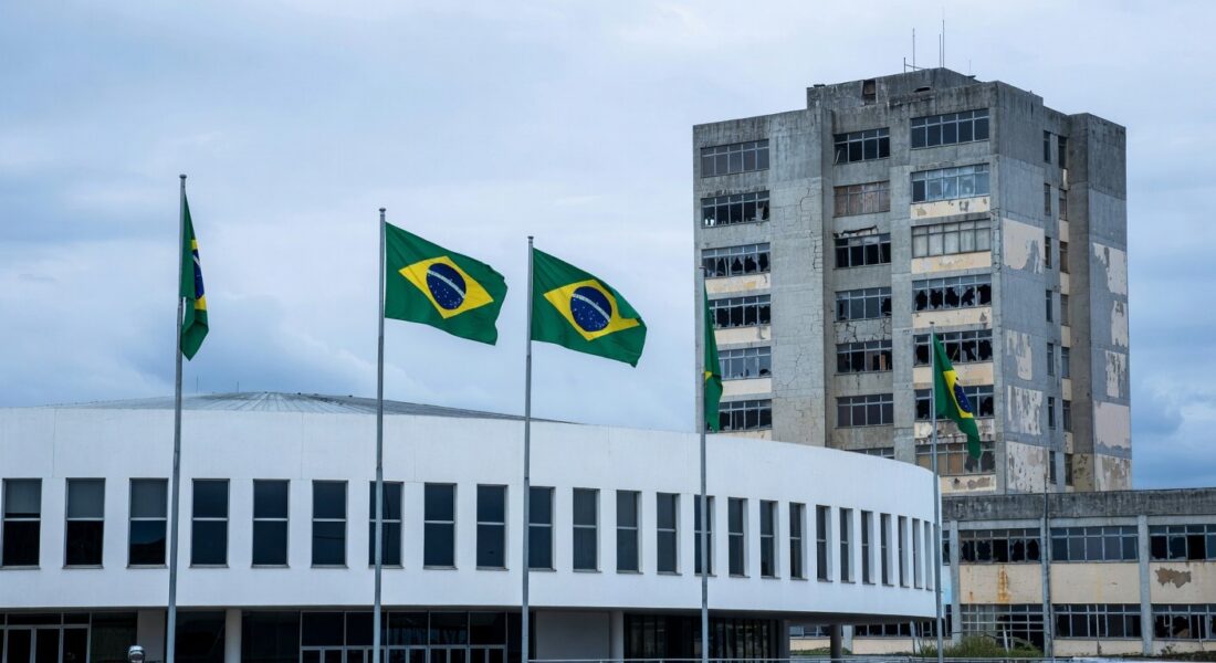 Fachada da CLDF em Brasília com decorações festivas e hospital público deteriorado, destacando falhas no sistema de saúde do DF.
