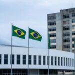 Fachada da CLDF em Brasília com decorações festivas e hospital público deteriorado, destacando falhas no sistema de saúde do DF.