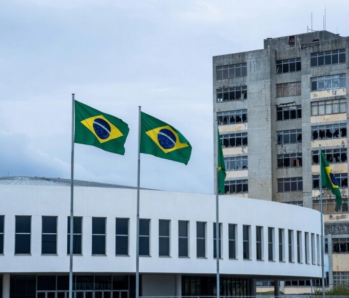 Fachada da CLDF em Brasília com decorações festivas e hospital público deteriorado, destacando falhas no sistema de saúde do DF.
