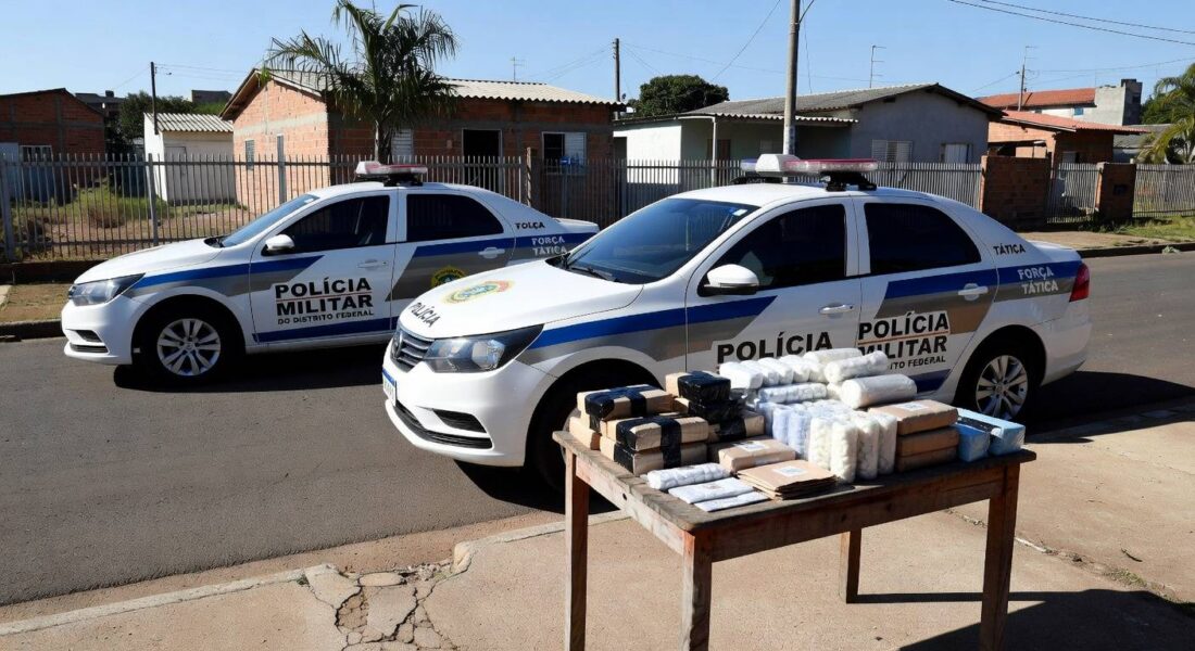 Viaturas da PMDF e pacotes de drogas apreendidos em rua do Recanto das Emas, Brasília.