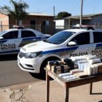 Viaturas da PMDF e pacotes de drogas apreendidos em rua do Recanto das Emas, Brasília.