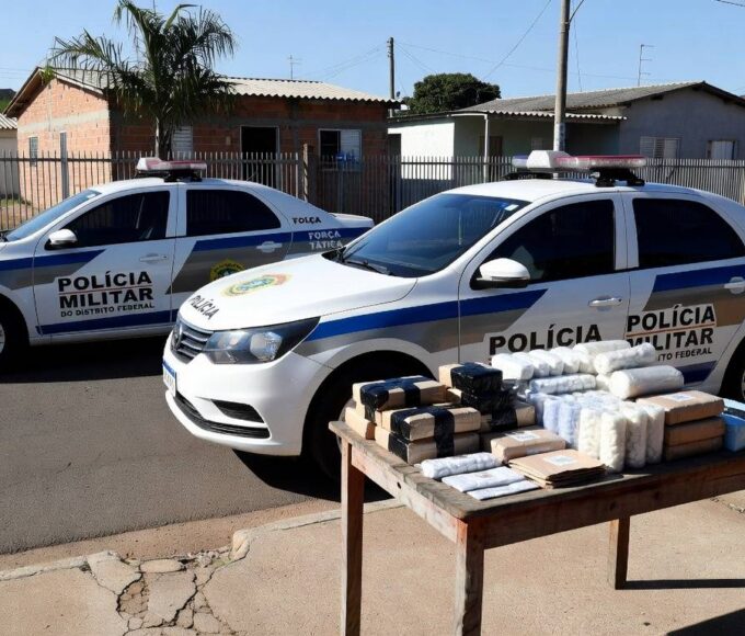 Viaturas da PMDF e pacotes de drogas apreendidos em rua do Recanto das Emas, Brasília.