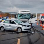 Acidente com quatro veículos na DF-150 em Sobradinho, deixando três feridos, com viaturas e ambulância no local.