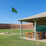 Escola pública em Brasília representando liderança feminina na educação do DF.