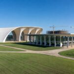 Campus universitário moderno em Brasília, representando aumento de 77% em matrículas no ensino superior público do DF.