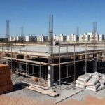 Canteiro de obras no Gama com laje em construção e fita de isolamento, cena de acidente fatal.