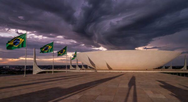 Edifício da CLDF em Brasília ao entardecer, representando divulgação do Prêmio Marielle Franco em meio a retrocessos nos direitos humanos.