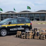 Viaturas da Polícia Federal no Aeroporto de Brasília com pacotes de metanfetamina apreendidos.
