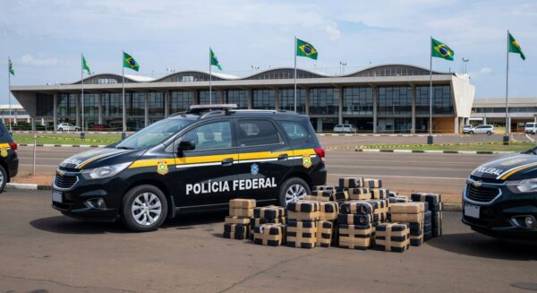 Viaturas da Polícia Federal no Aeroporto de Brasília com pacotes de metanfetamina apreendidos.