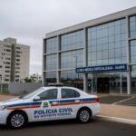 Viatura da Polícia Civil em frente a clínica no Guará, representando prisão por crime grave.