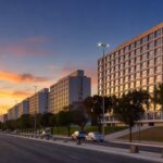 Vista do Setor Hoteleiro em Brasília com viaturas da PMDF, representando ampliação da Área de Segurança Especial.