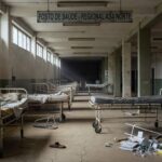 Edifício da CLDF em Brasília com faixas simbólicas do Dia das Doenças Raras, destacando falhas no apoio a pacientes.