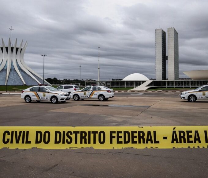 Cena de crime isolada por fita policial em Brasília, com viaturas da Polícia Civil do DF, representando prisão por homicídio e ocultação de cadáver.