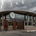 Tubulação de saneamento danificada em rua de Brasília, com vazamento de água suja, representando falhas no sistema.
