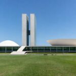 Fachada da Câmara dos Deputados em Brasília, simbolizando debate sobre escala 6x1 e busca por consenso entre setores.