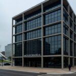 Fachada do edifício do BRB em Brasília sob céu nublado, expondo tensões na gestão após aprovação de convite pela CCJ.