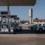 Posto de gasolina no Brasil com viaturas da Polícia Federal, investigando preços abusivos de combustíveis.