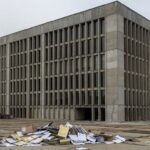 Fachada da CLDF em Brasília com documentos espalhados, simbolizando falhas crônicas na governança do DF.