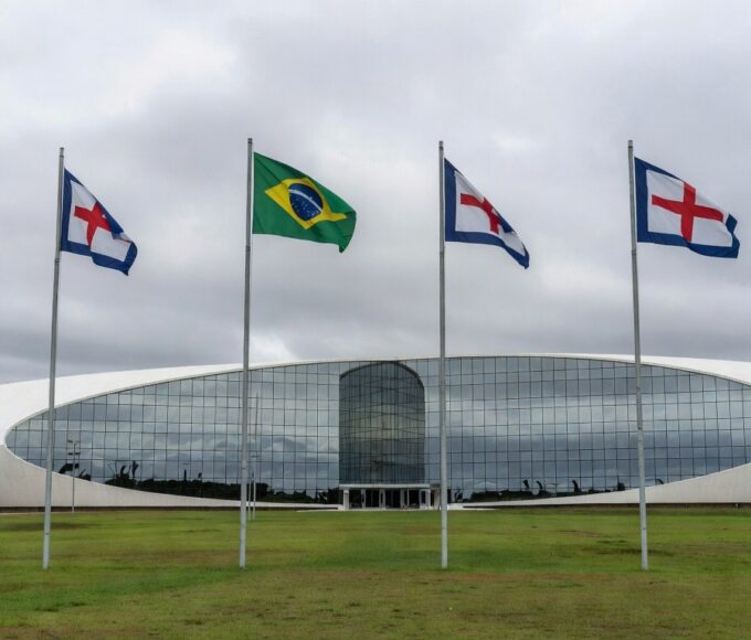Fachada do TJDFT em Brasília com bandeiras a meio mastro em sinal de luto pela morte de desembargadora.