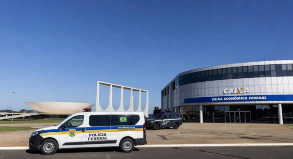 Viatura da Polícia Federal em frente à agência da Caixa em Brasília, representando prisão por tentativa de saque fraudulento de FGTS com RG falso.