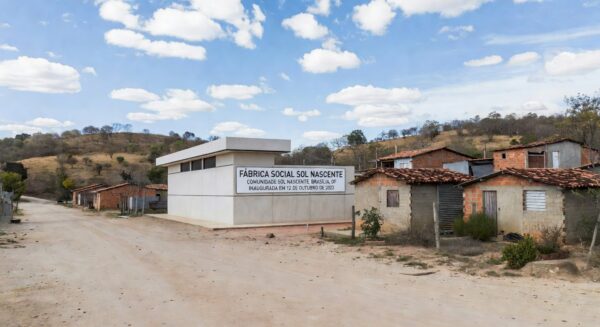 Prédio da Fábrica Social inaugurado no Sol Nascente, Brasília, com 500 vagas em cursos de capacitação.