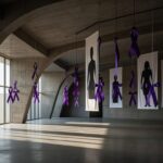 Auditório em Brasília com banners contra feminicídio no DF, estilo fotojornalístico.