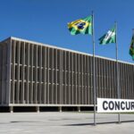 Edifício do governo do DF em Brasília, simbolizando prorrogação de concurso para auditores até 2028.