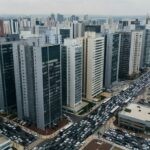 Vista aérea de Águas Claras com prédios altos e falta de parques, expondo falhas na urbanização em Brasília.