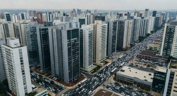 Vista aérea de Águas Claras com prédios altos e falta de parques, expondo falhas na urbanização em Brasília.