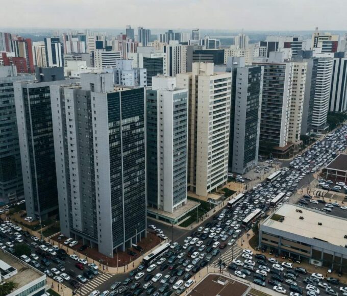 Vista aérea de Águas Claras com prédios altos e falta de parques, expondo falhas na urbanização em Brasília.