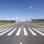 Faixa de pedestre em avenida de Brasília, celebrando 29 anos com redução de 70% em atropelamentos pelo Detran-DF.