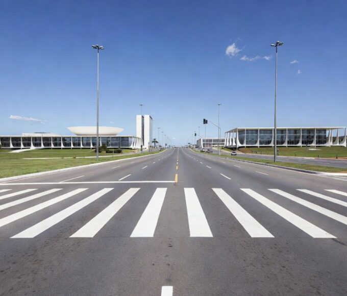 Faixa de pedestre em avenida de Brasília, celebrando 29 anos com redução de 70% em atropelamentos pelo Detran-DF.