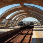 Estação de metrô em Brasília com trilhos enferrujados, expondo falhas crônicas em aquisições públicas da Metrô-DF.