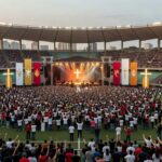 Vista ampla da Arena BRB lotada em evento evangélico com 70 mil fiéis em Brasília.