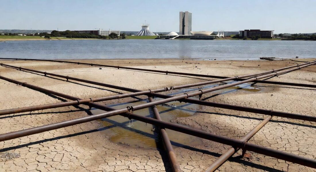 Estação de tratamento de água deteriorada em Brasília, ilustrando falhas no saneamento da Caesb no DF.