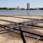 Estação de tratamento de água deteriorada em Brasília, ilustrando falhas no saneamento da Caesb no DF.