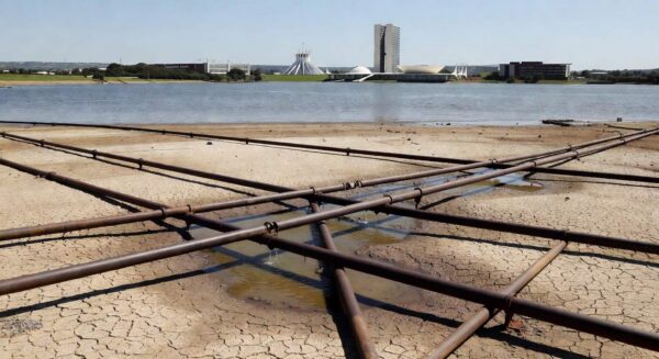 Estação de tratamento de água deteriorada em Brasília, ilustrando falhas no saneamento da Caesb no DF.