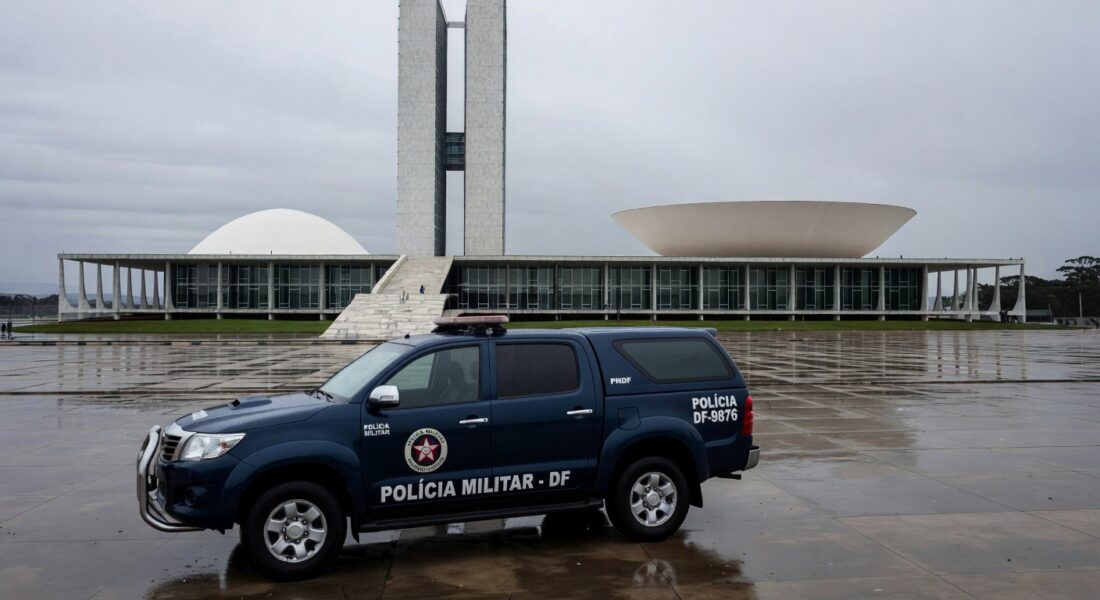 Viatura da PMDF em frente ao Congresso Nacional, simbolizando expulsão de oficiais por omissão nos atos de 8 de janeiro.